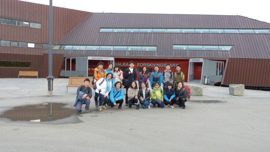 部分師生在UNIS大學(xué)前合影留念