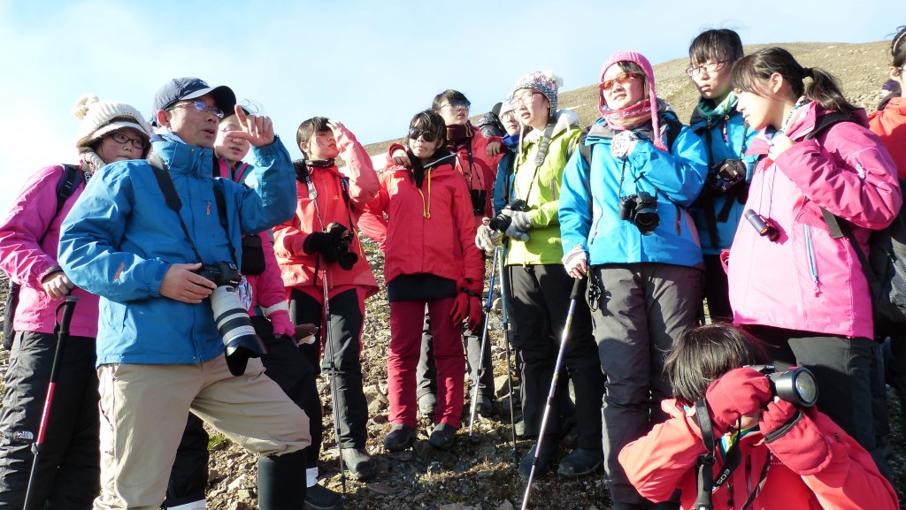 孫繼敏教授在徒步野外考察途中給學(xué)生們講解地形地貌。（劉麗攝）