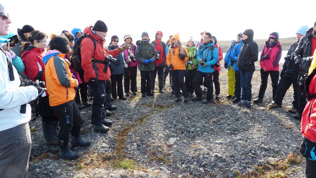 來自澳大利亞的地質(zhì)學(xué)家Andrew給同學(xué)們講解凍融地貌。他說：凍融地貌是在高緯極地區(qū)，氣溫底而降水量少的地方。水分滲入地下形成多年凍土層，凍土層上部發(fā)生周期性凍融作用所形成的地貌。（劉麗攝）