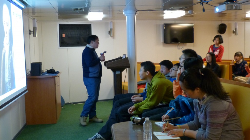 高登義教授在給同學(xué)們做講座，已經(jīng)是晚上10點(diǎn)鐘了。70多歲高齡的高教授不辭辛勞地講，同學(xué)和老師們認(rèn)真地聽。高教授的敬業(yè)精神令全體考察隊(duì)員敬佩！謝謝高老師?。。▌Ⅺ悢z）