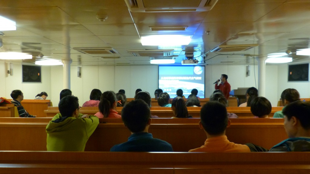 孫繼敏教授給同學(xué)們做了三場報(bào)告。他及時(shí)將自己看到的和感悟到的東西報(bào)告給學(xué)生們。使同學(xué)們升華了實(shí)地考察中的知識(shí)。（劉麗攝）