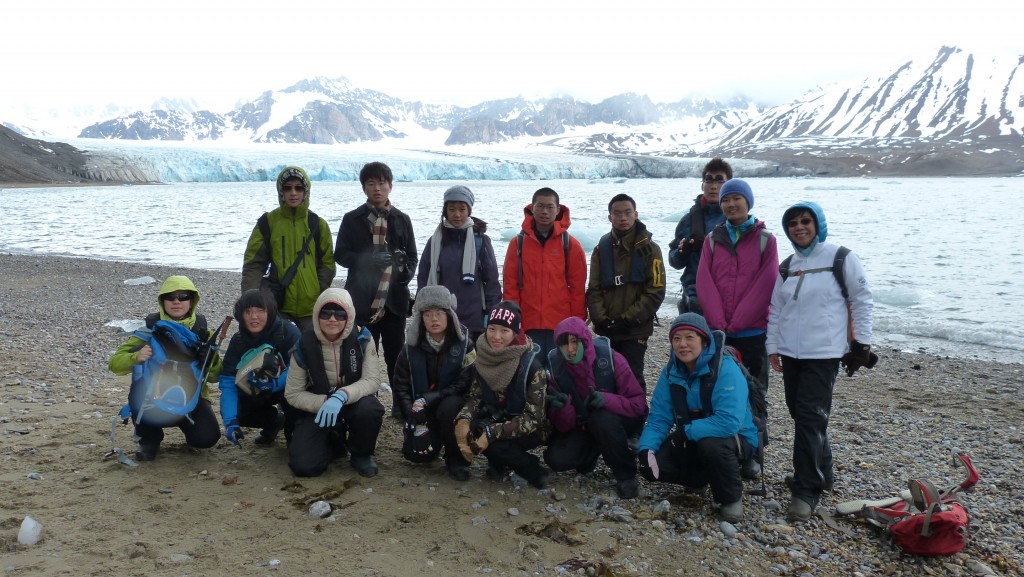 部分師生在流動(dòng)中的冰川前合影留念（考察船醫(yī)生攝）
