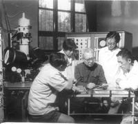 李薰與科學(xué)家在一起