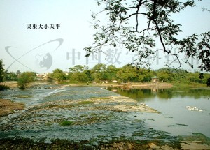 圖12 河水漫過(guò)大小天平壩頂情形