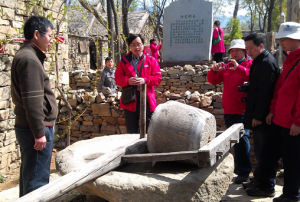 圖1</br>費思量的石碾子（李香紅攝）